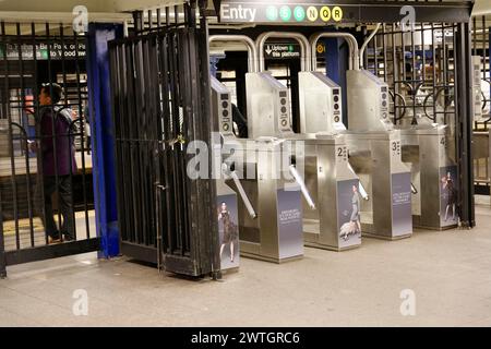 Persone che passano attraverso i cancelli girevoli all'ingresso di una stazione della metropolitana, Manhattan, New York, New York, Stati Uniti, nord America Foto Stock
