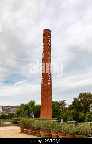 Cantina Chateau Tununda nella Barossa Valley, camino in mattoni in pietra affumicatura nel terreno con scritto Chateau Tanunda lungo, Australia meridionale Foto Stock