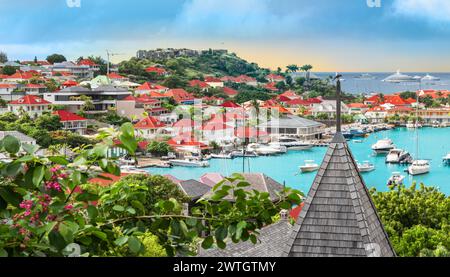 Vista sul porto di Gustavia, Saint Barthelemy. Lusso, viaggi e vacanze nei Caraibi. Foto Stock