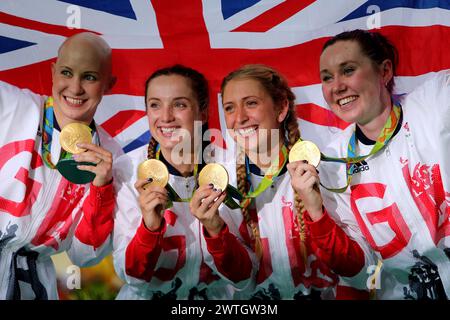 Foto datata 13/08/16, della Gran Bretagna Joanna Rowsell Shand, Elinor Barker, Laura Trott e Katie Archibald celebrano la loro medaglia d'oro nella finale di inseguimento a squadre femminile dell'ottavo giorno dei Giochi Olimpici di Rio, Brasile. Dame Laura Kenny, l'atleta olimpica di maggior successo della Gran Bretagna, ha annunciato il suo ritiro in bicicletta. Data di pubblicazione: Lunedì 18 marzo 2024. Foto Stock