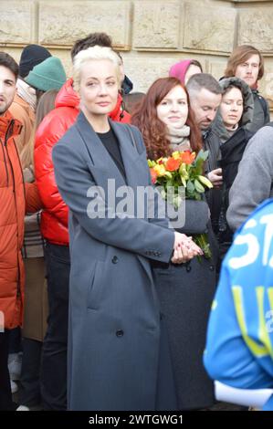 Berlino, Germania - 17 marzo 2024 - Yulia Navalnaya, la vedova del leader dell'opposizione russa Alexei Navalny, in queu per votare all'ambasciata russa a Berlino. (Foto di Markku Rainer Peltonen) Foto Stock