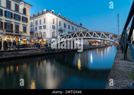 i navigli sono un sistema di canali interconnessi a Milano e dintorni e ora conosciuti per il suo fascino eccentrico e la vivace vita notturna con bar e ristorante Foto Stock