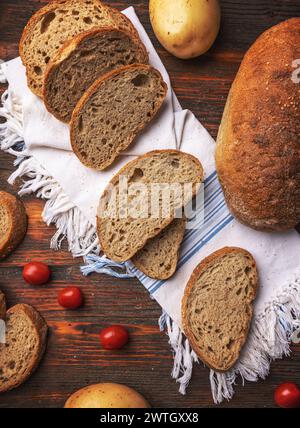 Pane tostato a fette artigianale su sfondo rustico, vista dall'alto Foto Stock