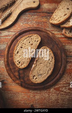 Pane artigianale appena sfornato a base di lievito naturale. Fette di pane Foto Stock