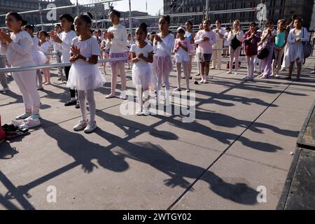 Città del Messico, Messico. 17 marzo 2024. Le ragazze stanno prendendo parte alla ballerina principale di Staatsballett Berlino, la massiccia classe di balletto di Elisa Carrillo Cabrera come parte del Women's Time: Festival for Equality in the Zocalo, a città del Messico, Messico, il 17 marzo 2024. (Foto di Luis Barron/Eyepix Group) (foto di Eyepix/NurPhoto) credito: NurPhoto SRL/Alamy Live News Foto Stock