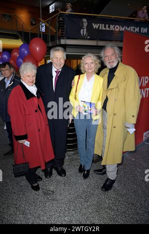Otfried Laur mit Ehefrau Leni Laur und Achim Wolff mit Ehefrau Rita Feldmeier bei der Premiere des Theaterstücks Cluedo - Das Mörderspiel in der Komödie am Kurfürstendamm im Theater am Potsdamer Platz. Berlino, 17.03.2024 *** Otfried Laur con la moglie Leni Laur e Achim Wolff con la moglie Rita Feldmeier alla prima dello spettacolo Cluedo Das Mörderspiel al Komödie am Kurfürstendamm nel Theater am Potsdamer Platz Berlin, 17 03 2024 foto:XF.xKernx/xFuturexImagex cluedo prem 4301 Foto Stock