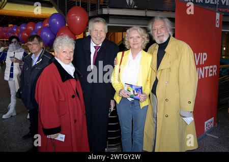 Otfried Laur mit Ehefrau Leni Laur und Achim Wolff mit Ehefrau Rita Feldmeier bei der Premiere des Theaterstücks Cluedo - Das Mörderspiel in der Komödie am Kurfürstendamm im Theater am Potsdamer Platz. Berlino, 17.03.2024 *** Otfried Laur con la moglie Leni Laur e Achim Wolff con la moglie Rita Feldmeier alla prima dello spettacolo Cluedo Das Mörderspiel al Komödie am Kurfürstendamm nel Theater am Potsdamer Platz Berlin, 17 03 2024 foto:XF.xKernx/xFuturexImagex cluedo prem 4302 Foto Stock