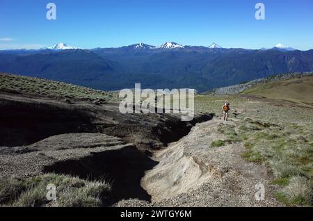 Escursioni in Patagonia, uomo che cammina da solo lungo la montagna del vulcano Puyehue nel Parco Nazionale di Puyehue, regione di Los Lagos, Cile. Vulcani Tronador, Antill Foto Stock