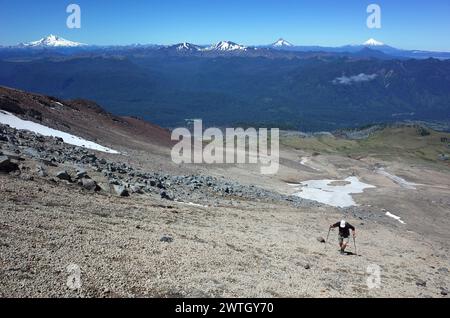 Escursioni in Patagonia, escursioni turistiche a piedi sul versante montuoso del vulcano Puyehue, Parco Nazionale di Puyehue, Los Lagos, Cile. Vulcani innevati Tronador, Anti Foto Stock