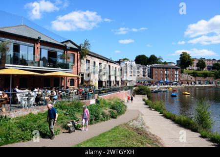 Ammira la banchina est del fiume exe con caffè e ristoranti sulla sinistra, Exeter, Devon, Regno Unito, Europa. Foto Stock