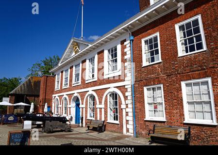 Vista frontale della Custom House (ora centro visitatori) lungo il lungomare, Exeter, Devon, Regno Unito, Europa. Foto Stock