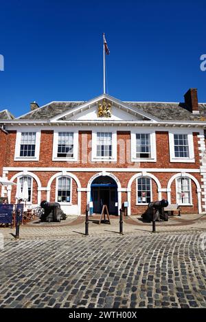 Vista frontale della Custom House (ora centro visitatori) lungo il lungomare, Exeter, Devon, Regno Unito, Europa. Foto Stock