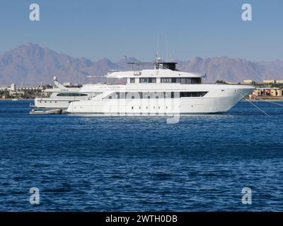 Yachten, Ausflugsschiffe vor Hurghada, Ägypten Foto Stock