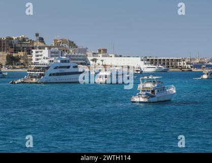 Yachten, Ausflugsschiffe vor Hurghada, Ägypten Foto Stock