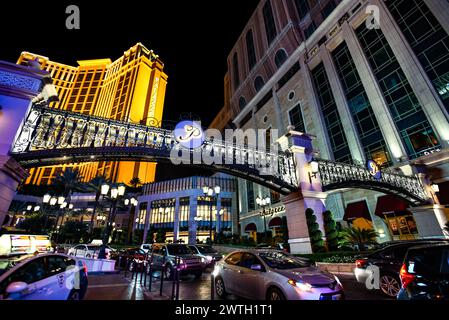 Vista notturna dell'uscita dell'auto dal Palazzo al Venetian Resort per Las Vegas Boulevard - Nevada, USA Foto Stock