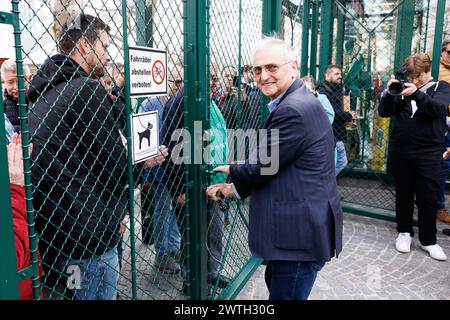 Apertura stagionale della Schweizerhaus nel Prater venerdì 15 marzo 2024 a Vienna, Austria. Head Karl Kolarik apre le porte - 20240315 PD3807 credito: APA-PictureDesk/Alamy Live News Foto Stock