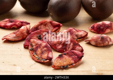 Primo piano di frutta secca della passione e frutta fresca della passione sullo sfondo di legno Foto Stock