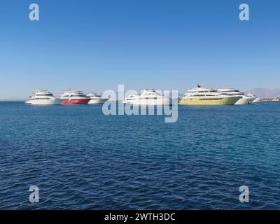 Yachten, Ausflugsschiffe vor Hurghada, Ägypten *** Yachts, barche da escursione al largo di Hurghada, Egitto Foto Stock