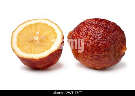 Citrus limon rosso fresco intero e tagliato a metà, limone rosso, primo piano isolato su sfondo bianco Foto Stock
