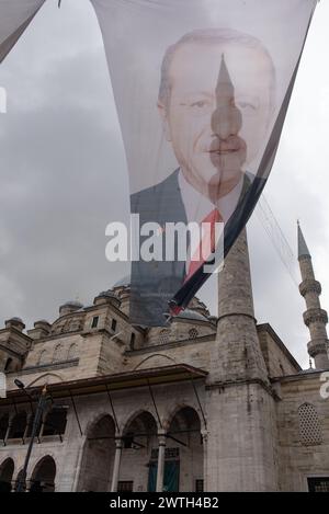 Istanbul, Turchia. 15 marzo 2024 bandiera elettorale del presidente turco Recep Tayyip Erdogan del governo AKP è appeso davanti ad una Moschea di Istanbul Foto Stock