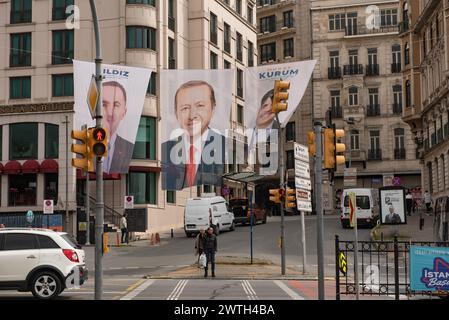 Istanbul, Turchia. 16 marzo 2024 striscioni elettorali locali del presidente turco Recep Tayyip Erdogan del governo AKP durante la campagna per il locale Foto Stock