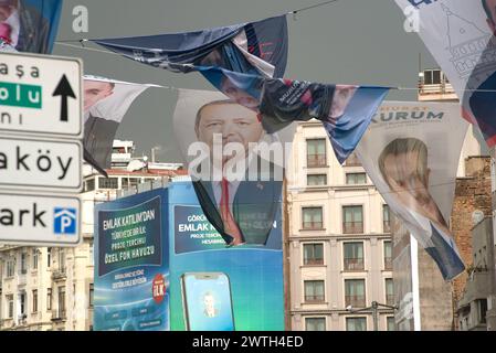 Istanbul, Turchia. 16 marzo 2024 striscioni elettorali, tra cui un ritratto del presidente turco Recep Tayyip Erdogan, appesi sopra una strada trafficata a Beyoglu, Foto Stock