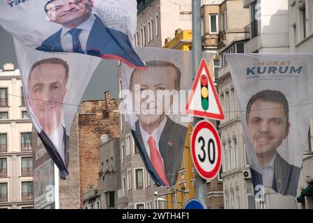 Istanbul, Turchia. 16 marzo 2024 striscioni elettorali per candidati AKP tra cui il presidente turco Recep Tayyip Erdogan dispersi nel quartiere di Beyoglu Foto Stock
