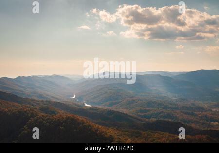 Mattinata nebbiosa al Pinnacle Overlook, Cumberland Gap National Historical Park Foto Stock