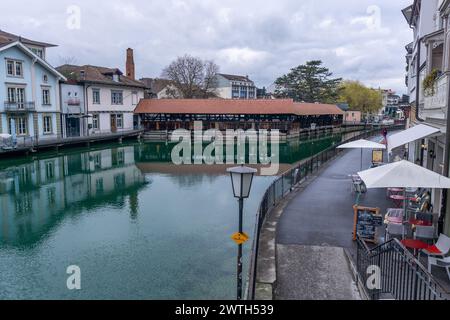 Il ponte coperto in legno di Mühleschleuse e la chiusa sul fiume Aare, il teatro alte Oele e l'Aarequal, Thun, Oberland Bernese, Svizzera Foto Stock