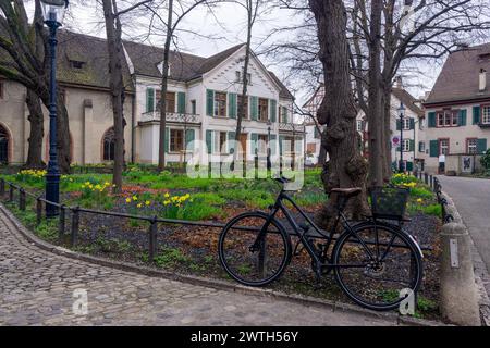 Leonhardskircheplatz con bicicletta nera. Questa piazza si trova all'esterno del Museo della musica di Basilea (in un'ex prigione) e Leonhardskirche, Basilea, Svizzera Foto Stock