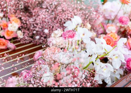 Fiori vivaci su taxi d'acqua a Venezia Foto Stock