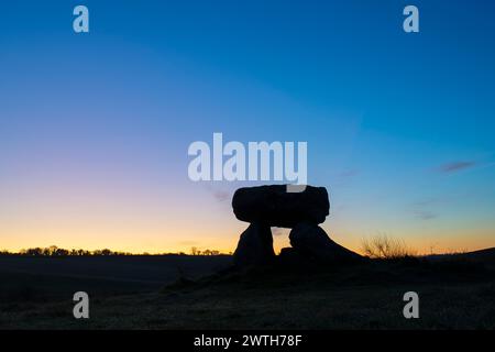 La Den del Diavolo a Dawn. Silhouette. Marlborough, Wiltshire, Inghilterra Foto Stock