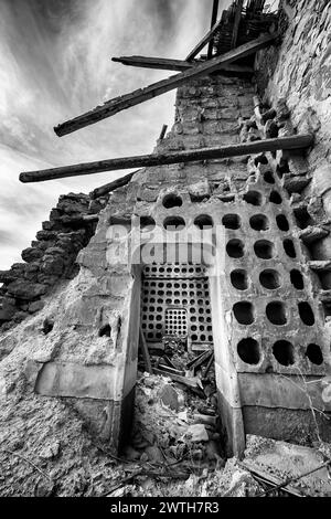 Dovecote abbandonata in bianco e nero in Alhambra Foto Stock