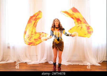 Una bella donna di 32 anni che balla con i tessuti. Foto Stock