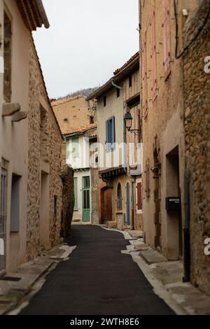 Pittoresca Alet-les-Bains Village Street in inverno vicino a Carcassonne Foto Stock