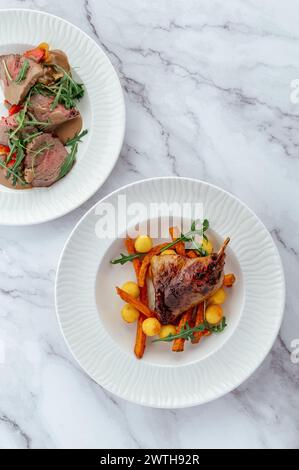 anatra grigliata con verdure e salsa su un piatto Foto Stock