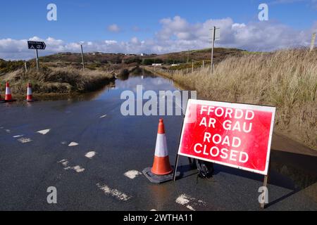 Flooded Road, Borth y Gest, Galles del Nord, Regno Unito. Foto Stock