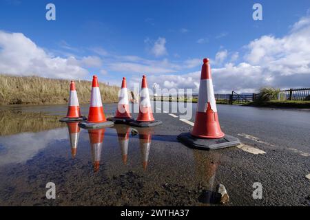 Flooded Road, Borth y Gest, Galles del Nord, Regno Unito. Foto Stock