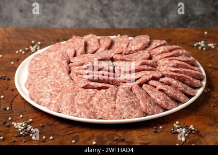 Polpette di carne cruda tritata. Prodotti da macelleria. Polpette crude su sfondo scuro. Primo piano Foto Stock