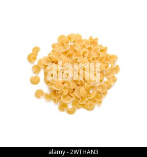 Un mucchio di orecchiette crude su bianco. Orecchiette: Consistenza o sfondo del cibo italiano. Foto Stock