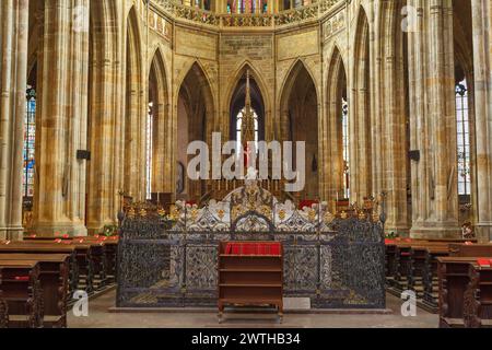 L'altare ornato della cattedrale gotica di San Vito a Praga, Repubblica Ceca Foto Stock