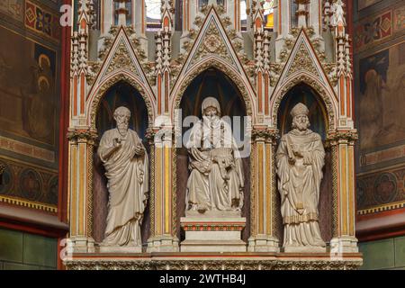 Tre statue religiose in marmo all'interno dell'altare della Cattedrale di San Vito Praga Repubblica Ceca Foto Stock