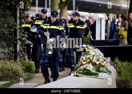 UTRECHT - lavoratori di emergenza giacere fiori durante la commemorazione dell'attacco del tram del 18 marzo 2019. Quattro persone sono rimaste uccise e diverse persone sono rimaste ferite quando Gökmen T. ha aperto il fuoco dentro e intorno a un tram espresso sul 24 Oktoberplein. La commemorazione si svolgerà annualmente per l'ultima volta, d'ora in poi sarà commemorata ogni cinque anni. ANP ROBIN VAN LONKHUIJSEN netherlands Out - belgio Out Foto Stock