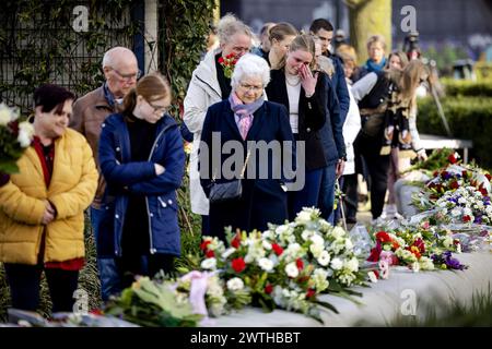 UTRECHT - membri della famiglia e conoscenti giacevano fiori durante la commemorazione dell'attacco del tram del 18 marzo 2019. Quattro persone sono rimaste uccise e diverse persone sono rimaste ferite quando Gökmen T. ha aperto il fuoco dentro e intorno a un tram espresso sul 24 Oktoberplein. La commemorazione si svolgerà annualmente per l'ultima volta, d'ora in poi sarà commemorata ogni cinque anni. ANP ROBIN VAN LONKHUIJSEN netherlands Out - belgio Out Foto Stock