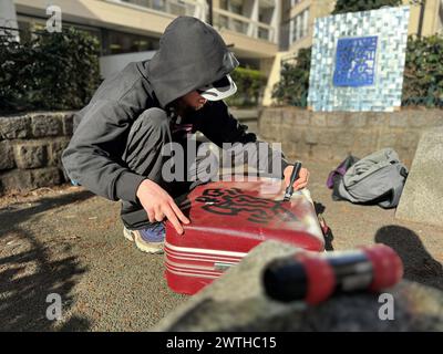 Parigi, Francia. 14 marzo 2024. © PHOTOPQR/LE PARISIEN/Paul Abran ; Parigi ; 14/03/2024 ; Parigi, marte 2024. Théo, de son nom d'artiste Lorem, décore les encombrants qu'il trouve dans la capitale et les Transforment en œuvres d'art. Parigi, Francia 14 marzo 2024 gli oggetti voluminosi di una persona saranno le opere d'arte di un'altra persona!/Théo, il cui nome d'artista è Lorem, decora gli oggetti voluminosi che trova nella capitale e li trasforma in opere d'arte. Crediti: MAXPPP/Alamy Live News Foto Stock