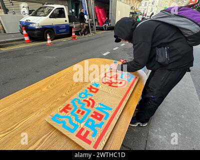 Parigi, Francia. 14 marzo 2024. © PHOTOPQR/LE PARISIEN/Paul Abran ; Parigi ; 14/03/2024 ; Parigi, marte 2024. Théo, de son nom d'artiste Lorem, décore les encombrants qu'il trouve dans la capitale et les Transforment en œuvres d'art. Parigi, Francia 14 marzo 2024 gli oggetti voluminosi di una persona saranno le opere d'arte di un'altra persona!/Théo, il cui nome d'artista è Lorem, decora gli oggetti voluminosi che trova nella capitale e li trasforma in opere d'arte. Crediti: MAXPPP/Alamy Live News Foto Stock