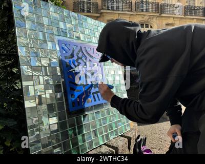 Parigi, Francia. 14 marzo 2024. © PHOTOPQR/LE PARISIEN/Paul Abran ; Parigi ; 14/03/2024 ; Parigi, marte 2024. Théo, de son nom d'artiste Lorem, décore les encombrants qu'il trouve dans la capitale et les Transforment en œuvres d'art. Parigi, Francia 14 marzo 2024 gli oggetti voluminosi di una persona saranno le opere d'arte di un'altra persona!/Théo, il cui nome d'artista è Lorem, decora gli oggetti voluminosi che trova nella capitale e li trasforma in opere d'arte. Crediti: MAXPPP/Alamy Live News Foto Stock