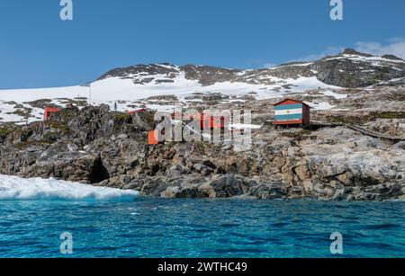 Cierva Cove, Antartide - 11 gennaio 2024: Base Primavera, base antartica argentina e stazione di ricerca scientifica a Capo Primavera, Cierva Cove. Foto Stock