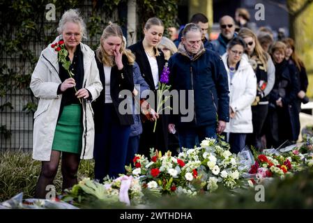 UTRECHT - membri della famiglia e conoscenti giacevano fiori durante la commemorazione dell'attacco del tram del 18 marzo 2019. Quattro persone sono rimaste uccise e diverse persone sono rimaste ferite quando Gökmen T. ha aperto il fuoco dentro e intorno a un tram espresso sul 24 Oktoberplein. La commemorazione si svolgerà annualmente per l'ultima volta, d'ora in poi sarà commemorata ogni cinque anni. ANP ROBIN VAN LONKHUIJSEN netherlands Out - belgio Out Foto Stock