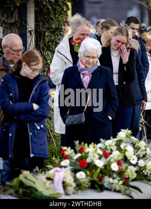 UTRECHT - membri della famiglia e conoscenti giacevano fiori durante la commemorazione dell'attacco del tram del 18 marzo 2019. Quattro persone sono rimaste uccise e diverse persone sono rimaste ferite quando Gökmen T. ha aperto il fuoco dentro e intorno a un tram espresso sul 24 Oktoberplein. La commemorazione si svolgerà annualmente per l'ultima volta, d'ora in poi sarà commemorata ogni cinque anni. ANP ROBIN VAN LONKHUIJSEN netherlands Out - belgio Out Foto Stock